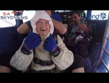 Το λέει η καρδιά της: Γυναίκα 102 ετών κάνει ελεύθερη πτώση από τα 14.000 πόδια! (βίντεο)